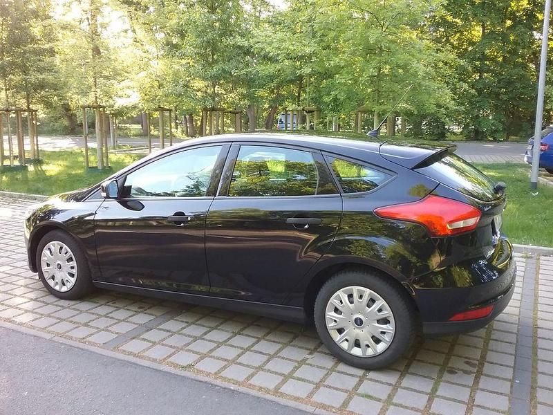 Gebraucht Ford Focus Ambiente 101 PS (74 kW) 2016 Schwarz Limousine