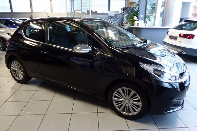 Gebraucht Peugeot 208 Allure 110 PS (80 kW) 2016 Schwarz Kleinwagen