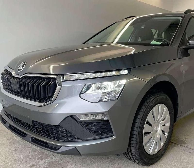 Graphitegrau metallic Neu 2025 Skoda Kamiq Essence SUV | 25.340 € (Guter Preis) - Bild 1/4