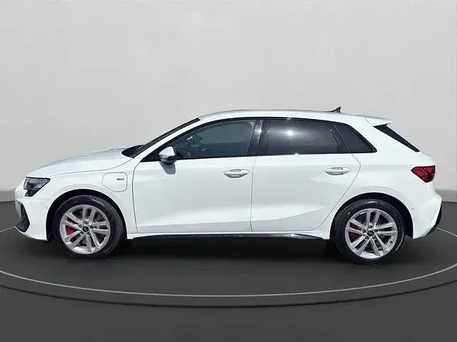 Gebraucht Audi A3 S-Line 177 PS (130 kW) 2026 Gletscherweiss Limousine