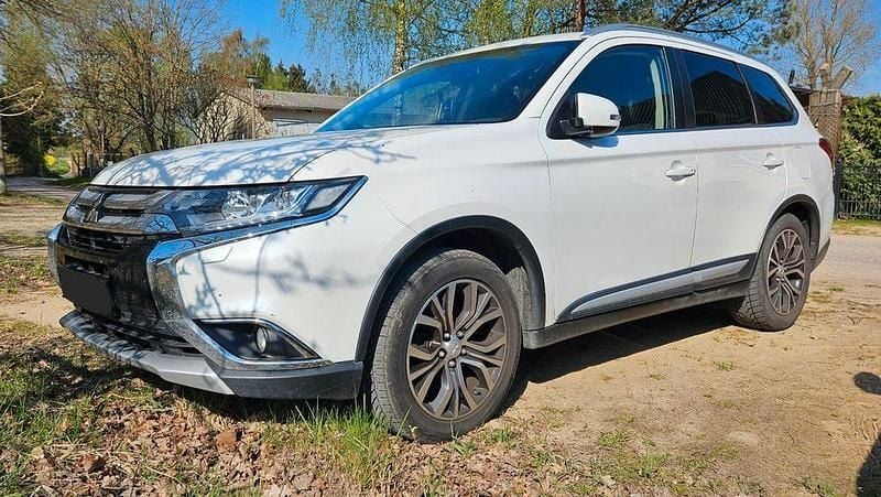 Begagnad Mitsubishi Outlander Plus 150 HK (110 kW) 2016 Vit SUV