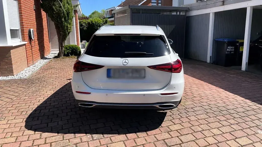 Gebraucht Mercedes C220 200 PS (147 kW) 2023 Weiß Limousine