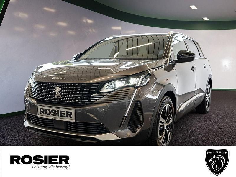 Grau / platiniumgrau Gebraucht 2021 Peugeot 5008 GT Van / Kleinbus | 29.779 € (Fairer Preis) - Bild 1/4
