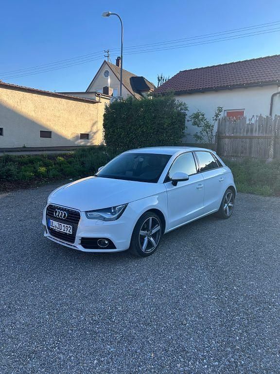 Weiß Gebraucht 2014 Audi A1 Sportback Ambition Kleinwagen | 10.500 € (Fairer Preis) - Bild 1/4