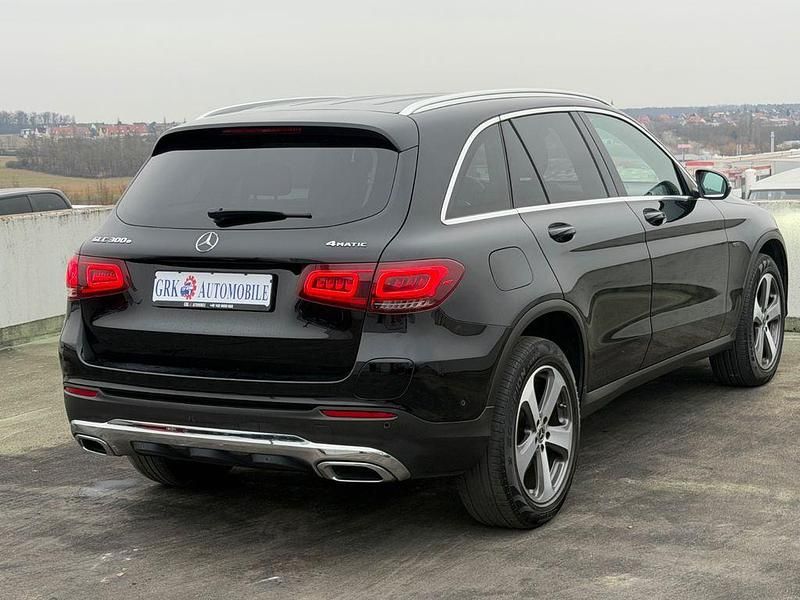 Gebraucht Mercedes GLC300e 320 PS (235 kW) 2020 Schwarz  unilack SUV