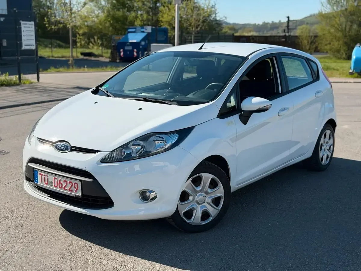 Gebraucht Ford Fiesta Trend 82 PS (60 kW) 2012 Weiß Limousine