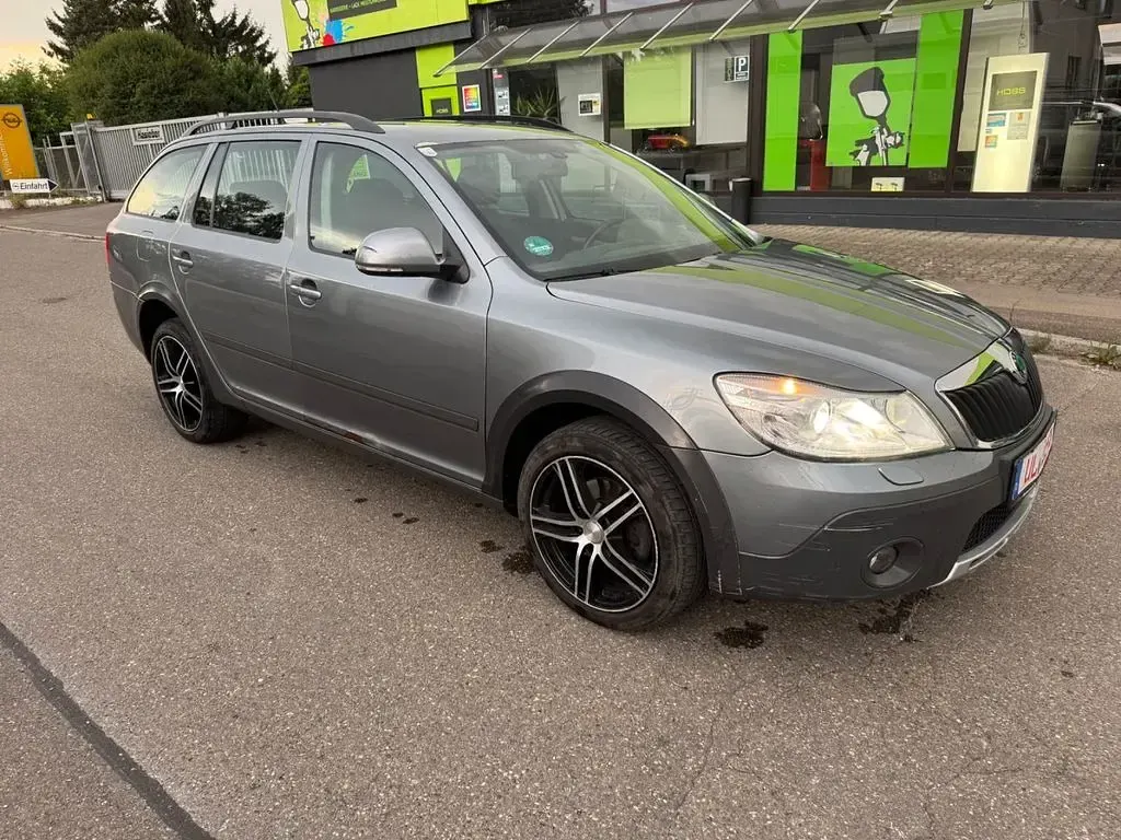 Gebraucht Skoda Octavia Scout 4x4 140 PS (102 kW) 2012 Grau Kombi