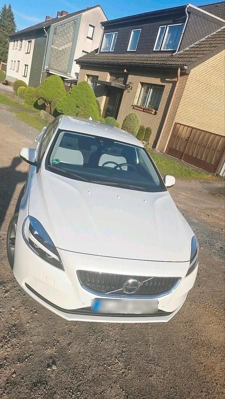 Second-hand Volvo V40 122 CP (89 kW) 2017 Alb Hatchback