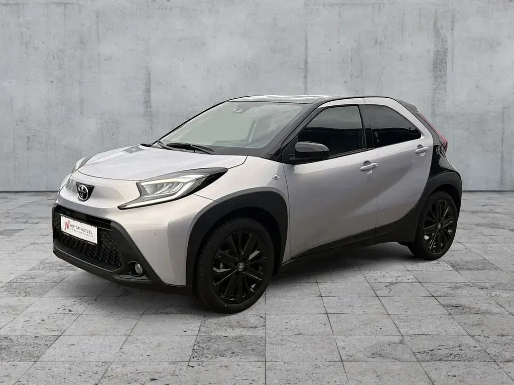 Neu Toyota Aygo X Edition 72 PS (52 kW) 2025 Light purple (9ae)/ black mica SUV