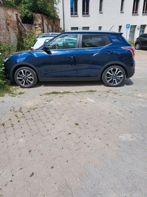 Blau Gebraucht 2017 Ssangyong (KGM) Tivoli Sapphire SUV | 9.299 € - Bild 1/4