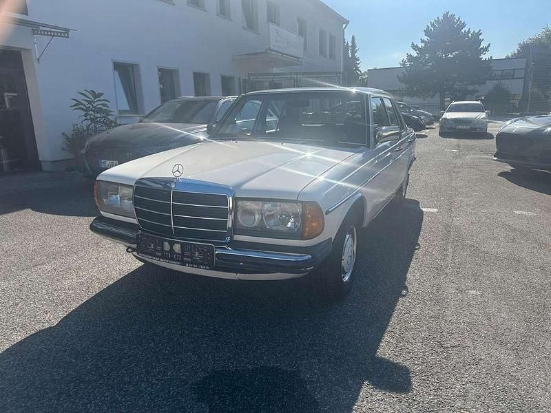 Weiß Gebraucht 1980 Mercedes 300 Limousine | 16.990 € - Bild 1/4