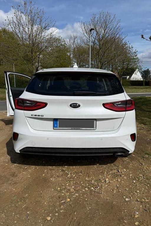 Gebraucht Kia Ceed Spirit 140 PS (102 kW) 2021 Weiß Kleinwagen