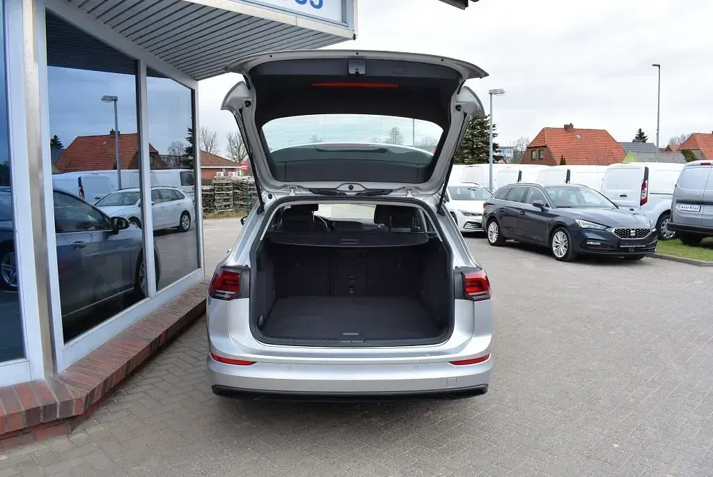 Gebraucht VW Golf VIII Life 150 PS (110 kW) 2022 Reflex silver metallic Kombi