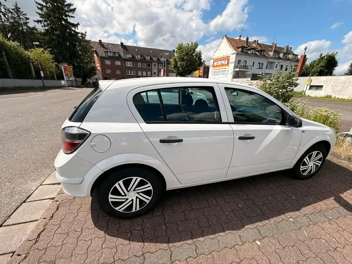Gebraucht Opel Astra 90 PS (66 kW) 2010 Weiß Limousine