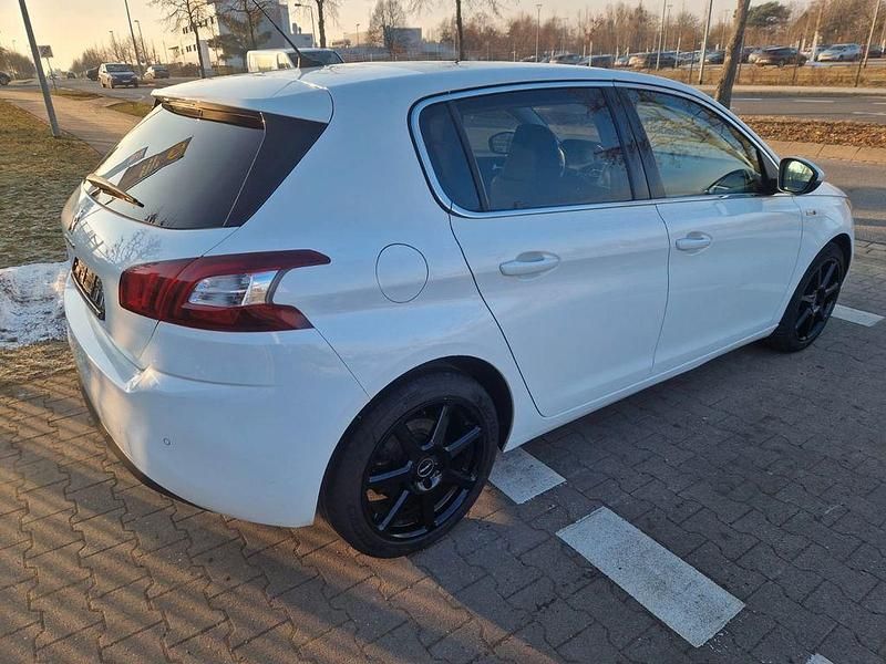 Gebraucht Peugeot 308 Style 120 PS (88 kW) 2015 Weiß Limousine