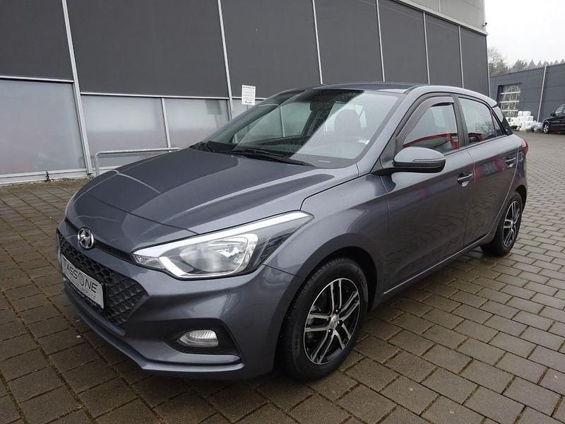 Gebraucht Hyundai i20 Pure 75 PS (55 kW) 2020 Grau Kleinwagen