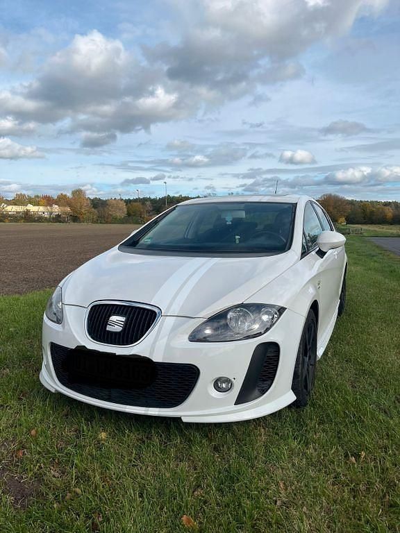 Weiß Gebraucht 2009 Seat Leon Style Limousine | 5.600 € (Teuer) - Bild 1/4