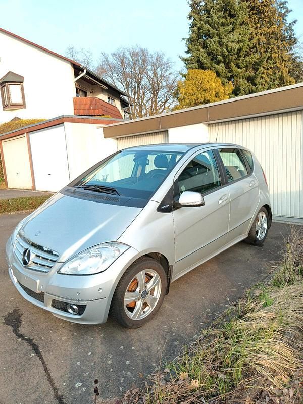 Gebraucht Mercedes A180 115 PS (84 kW) 2011 Silber Kleinwagen