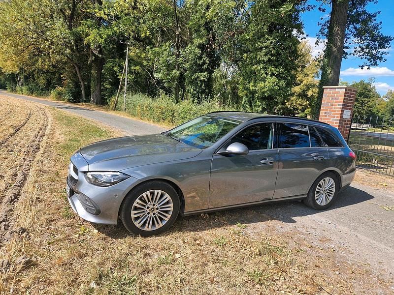 Grau Gebraucht 2022 Mercedes C220 Kombi | 29.900 € (Fairer Preis) - Bild 1/4