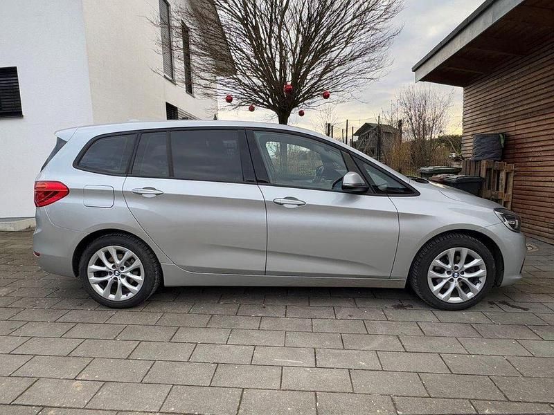 Grau Gebraucht 2016 BMW 216 Van / Kleinbus | 10.200 € (Fairer Preis) - Bild 1/4
