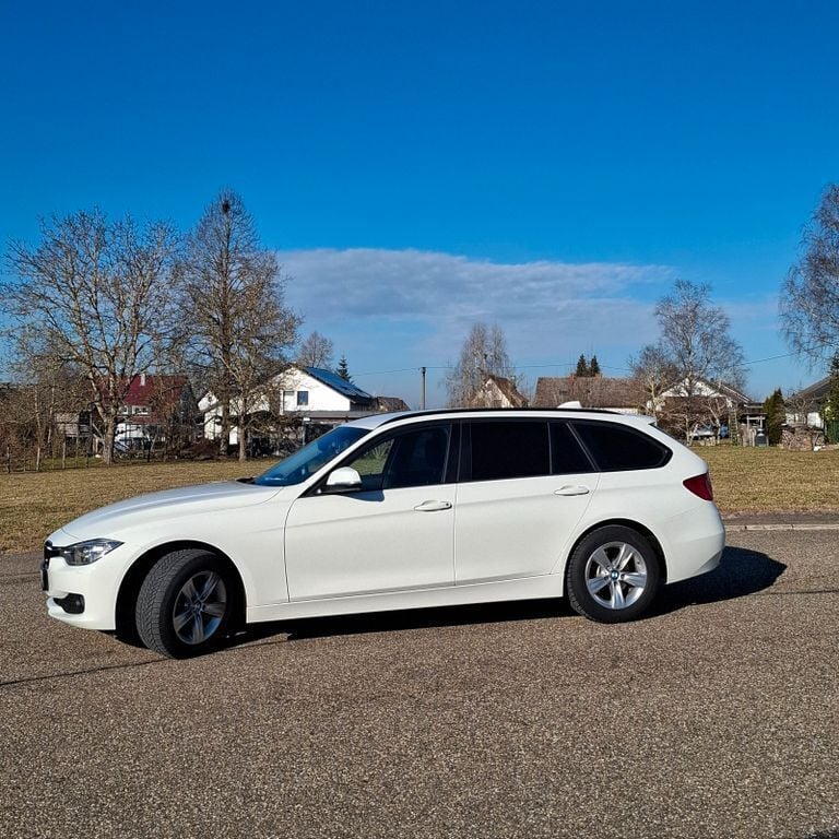 Weiß Gebraucht 2013 BMW 320 Kombi | 15.400 € (Fairer Preis) - Bild 1/4