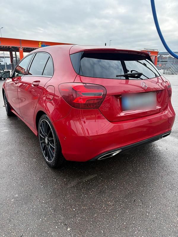 Gebraucht Mercedes A180 80 PS (58 kW) 2016 Rot Limousine
