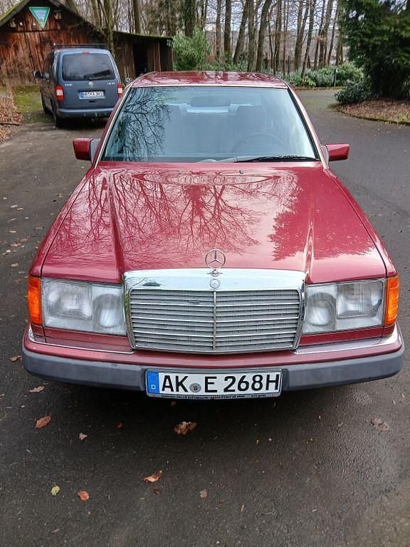 Gebraucht Mercedes E230 132 PS (97 kW) 1990 Rot Limousine