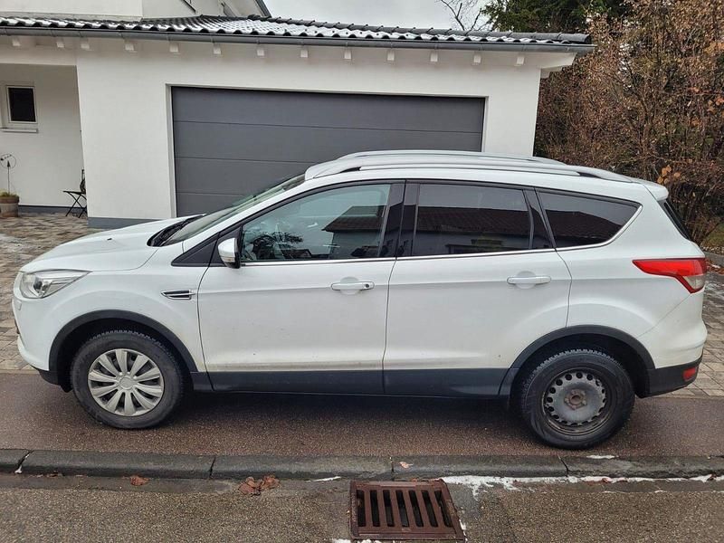 Gebraucht Ford Kuga Trend 150 PS (110 kW) 2015 Weiß SUV