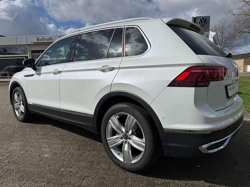 Gebraucht VW Tiguan Elegance 150 PS (110 kW) 2021 Oryxweiß perlmutteffekt SUV