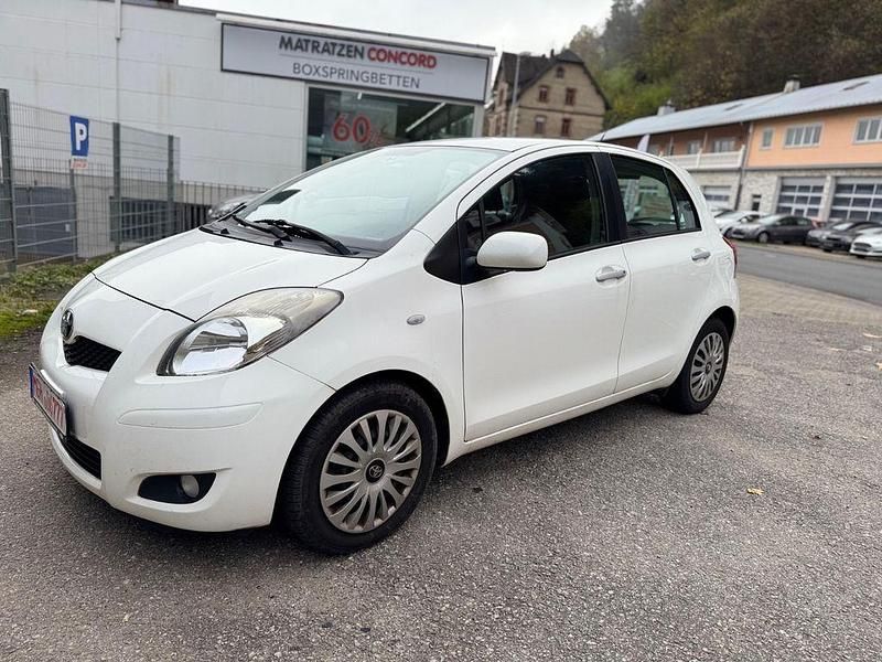 Weiß Gebraucht 2010 Toyota Yaris Life Limousine | 2.900 € (Guter Preis) - Bild 1/4