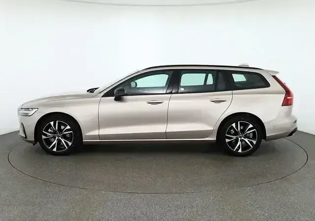 Neu Volvo V60 Plus 197 PS (144 kW) 2026 Beige Kombi