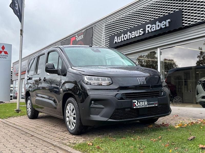 Schwarz Neu 2025 Fiat Doblò Family Van / Kleinbus | 29.688 € (Guter Preis) - Bild 1/4