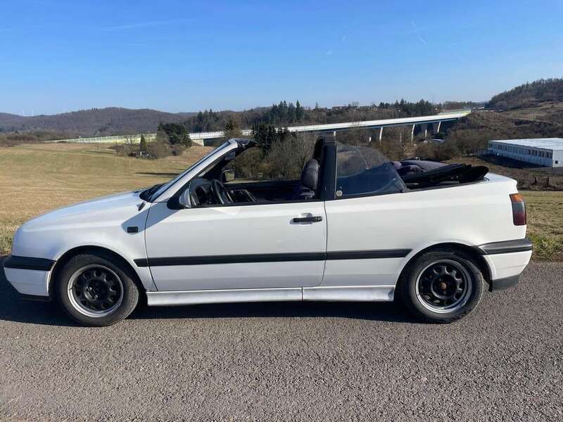 Weiß Gebraucht 1993 VW Golf Cabriolet Classicline Cabrio | 3.900 € - Bild 1/4