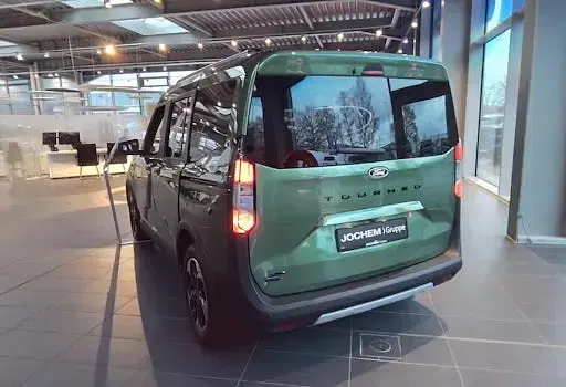 Neu Ford Tourneo Courier Active 100 kW (136 PS) 2025 Grün Van / Kleinbus