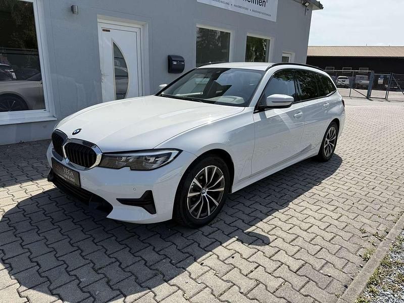 Weiß Gebraucht 2022 BMW 320 Sport Line Kombi | 16.990 € (Fairer Preis) - Bild 1/4