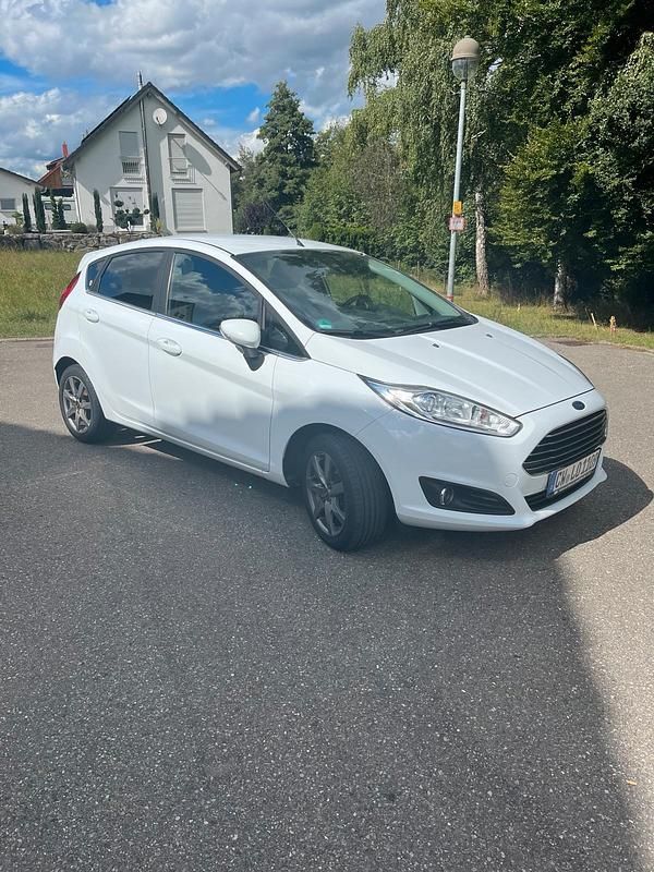 Weiß Gebraucht 2014 Ford Fiesta Kleinwagen | 5.999 € (Fairer Preis) - Bild 1/4