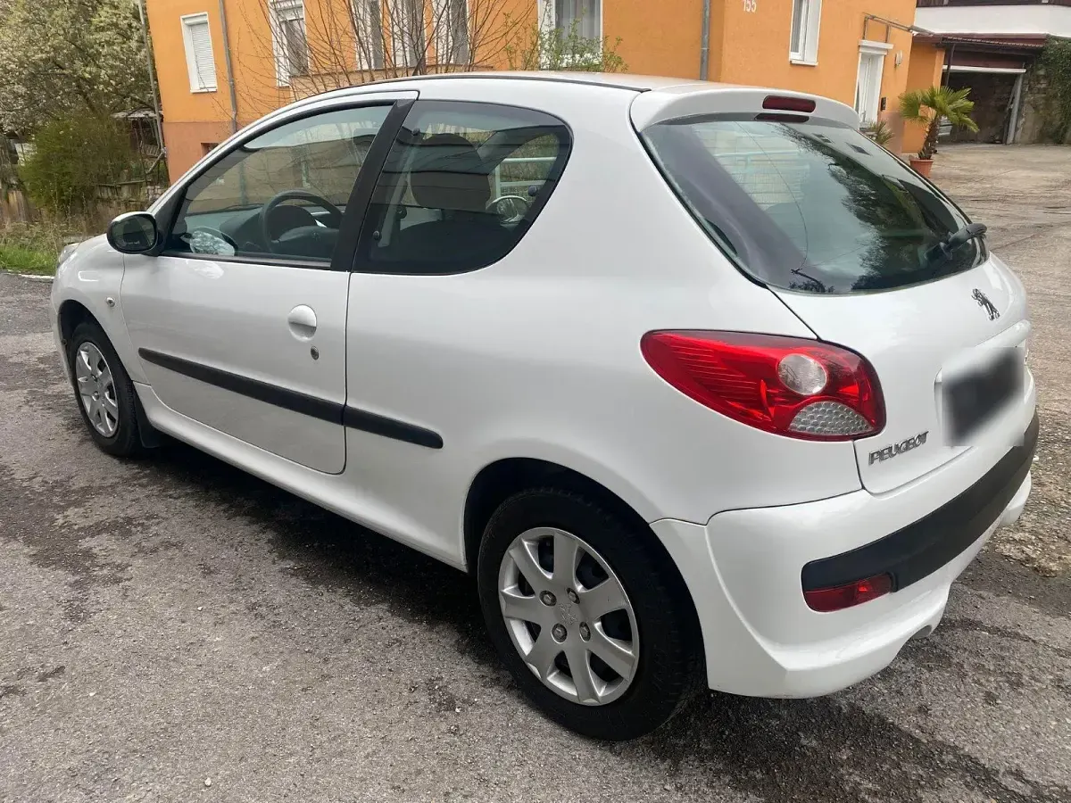 Gebraucht Peugeot 206 75 PS (55 kW) 2009 Silber Limousine