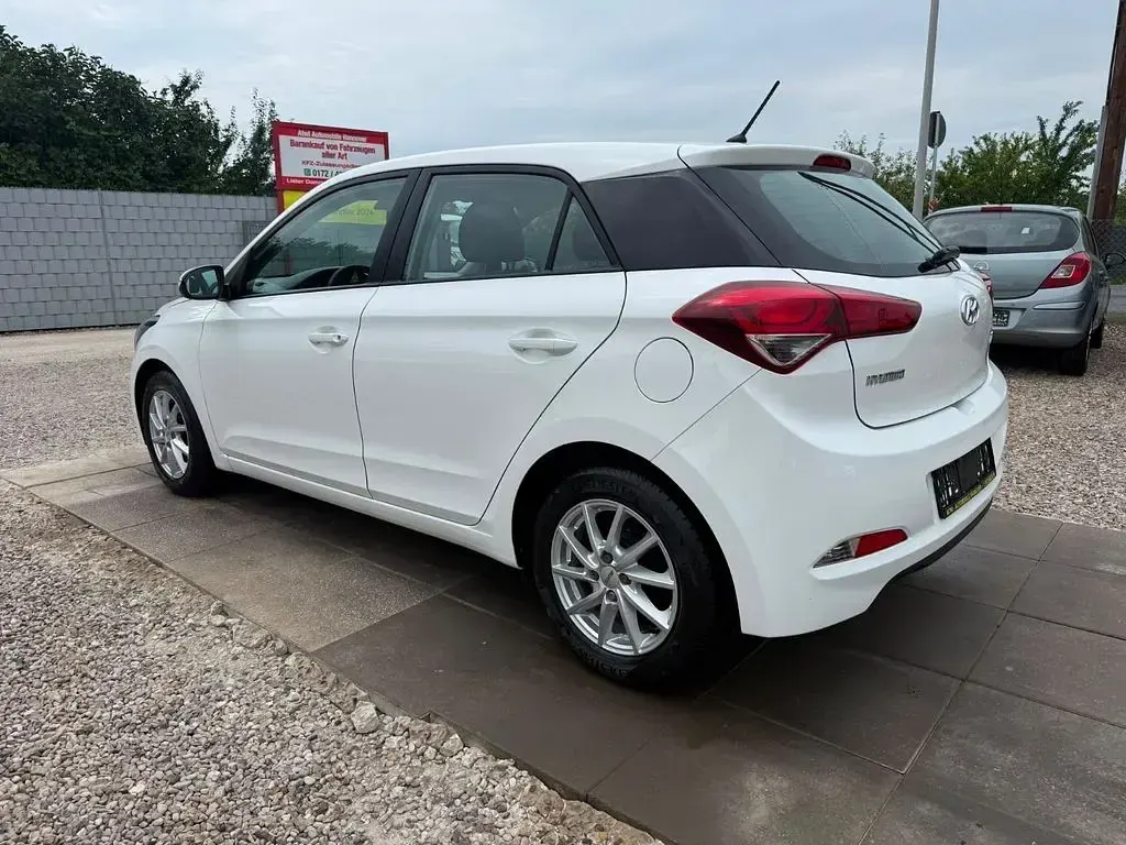 Gebraucht Hyundai i20 Sport 75 PS (55 kW) 2017 Polar white Limousine