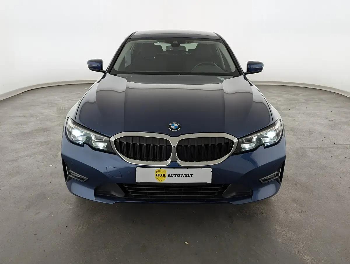 Używany BMW 330 Advantage 265 KM (194 kW) 2020 Niebieski Sedan/Limuzyna