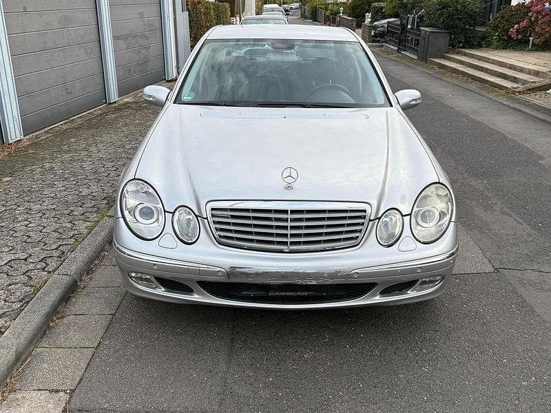 Grau Gebraucht 2003 Mercedes E320 Elegance Limousine | 5.950 € (Fairer Preis) - Bild 1/4