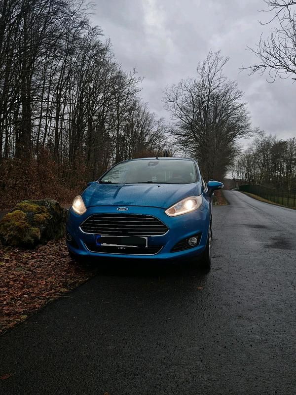 Gebraucht Ford Fiesta 125 PS (91 kW) 2015 Blau Kleinwagen