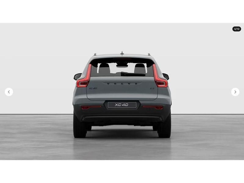 Neu Volvo XC40 Plus 163 PS (119 kW) 2026 Grau SUV