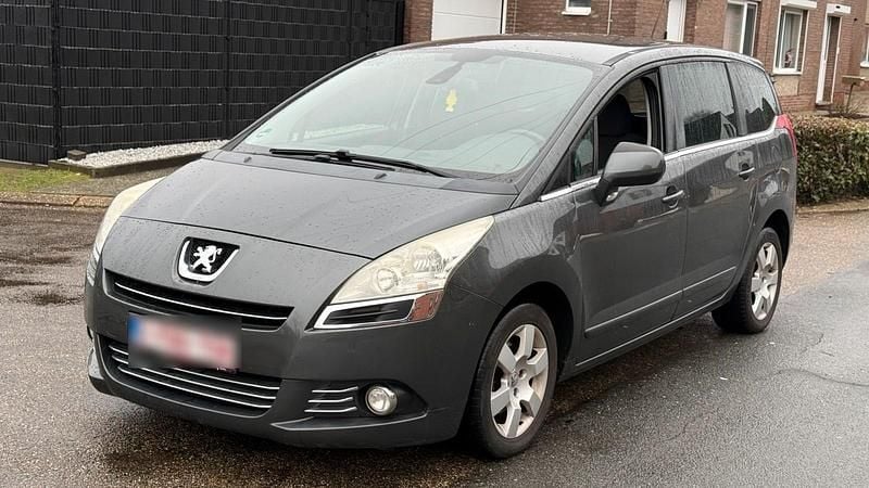 Grau Gebraucht 2013 Peugeot 5008 Limousine | 2.000 € (Superpreis) - Bild 1/4