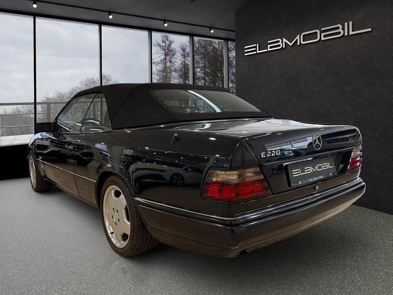 Gebraucht Mercedes E220 AMG 150 PS (110 kW) 1997 Blau Cabrio