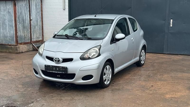 Silber Gebraucht 2009 Toyota Aygo Kleinwagen | 950 € (Superpreis) - Bild 1/4