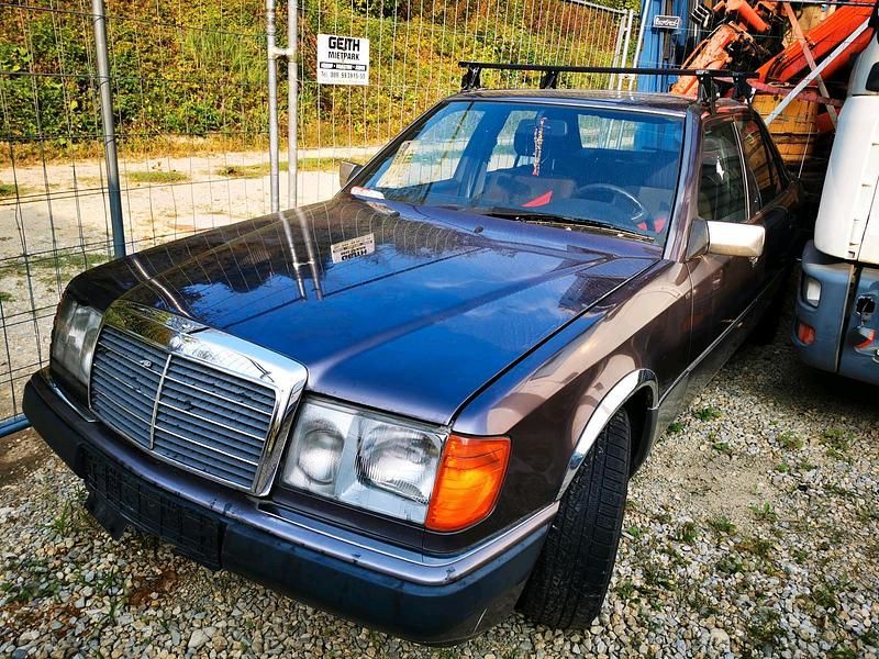 Gebraucht Mercedes E250 85 PS (62 kW) 1991 Violet Limousine
