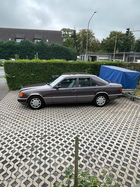 Gebraucht Mercedes E230 136 PS (100 kW) 1992 Violett Limousine