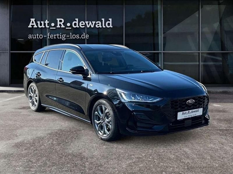 Schwarz Gebraucht 2025 Ford Focus ST-Line Limousine | 29.990 € (Etwas zu teuer) - Bild 1/4