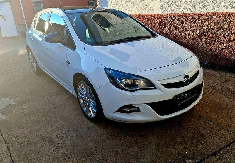 Weiß Gebraucht 2012 Opel Astra Color Edition Limousine | 5.299 € (Fairer Preis) - Bild 1/4