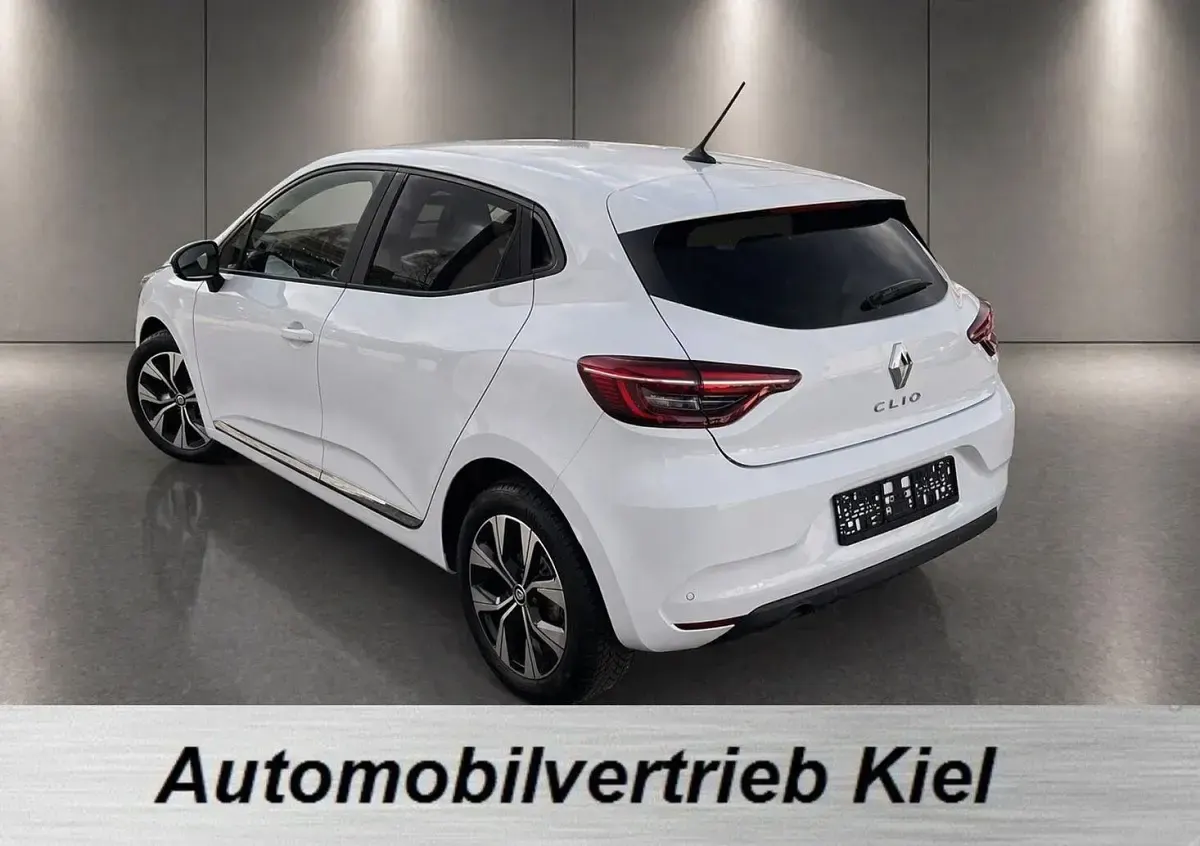 Używany Renault Clio V Evolution 67 KM (49 kW) 2023 Biały Sedan/Limuzyna